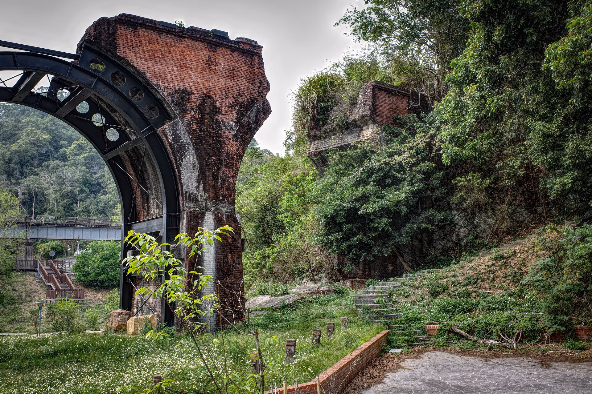 龍騰斷橋紅磚橋拱與山林